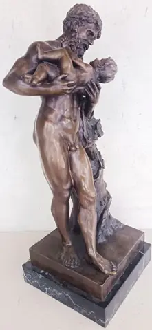 Brončana skulptura muškarca s djetetom na mramornom postolju