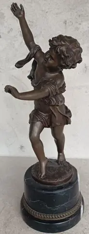 Bronzana skulptura djeteta na mramornom postolju