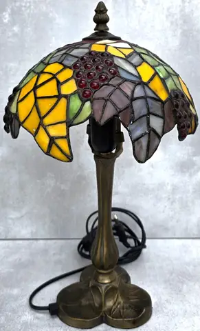 Tiffany stolna lampa s vitraž sjenilom - motiv grožđa