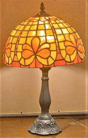 Stolna lampa Tiffany stil - vitraj staklo, uzorak djeteline